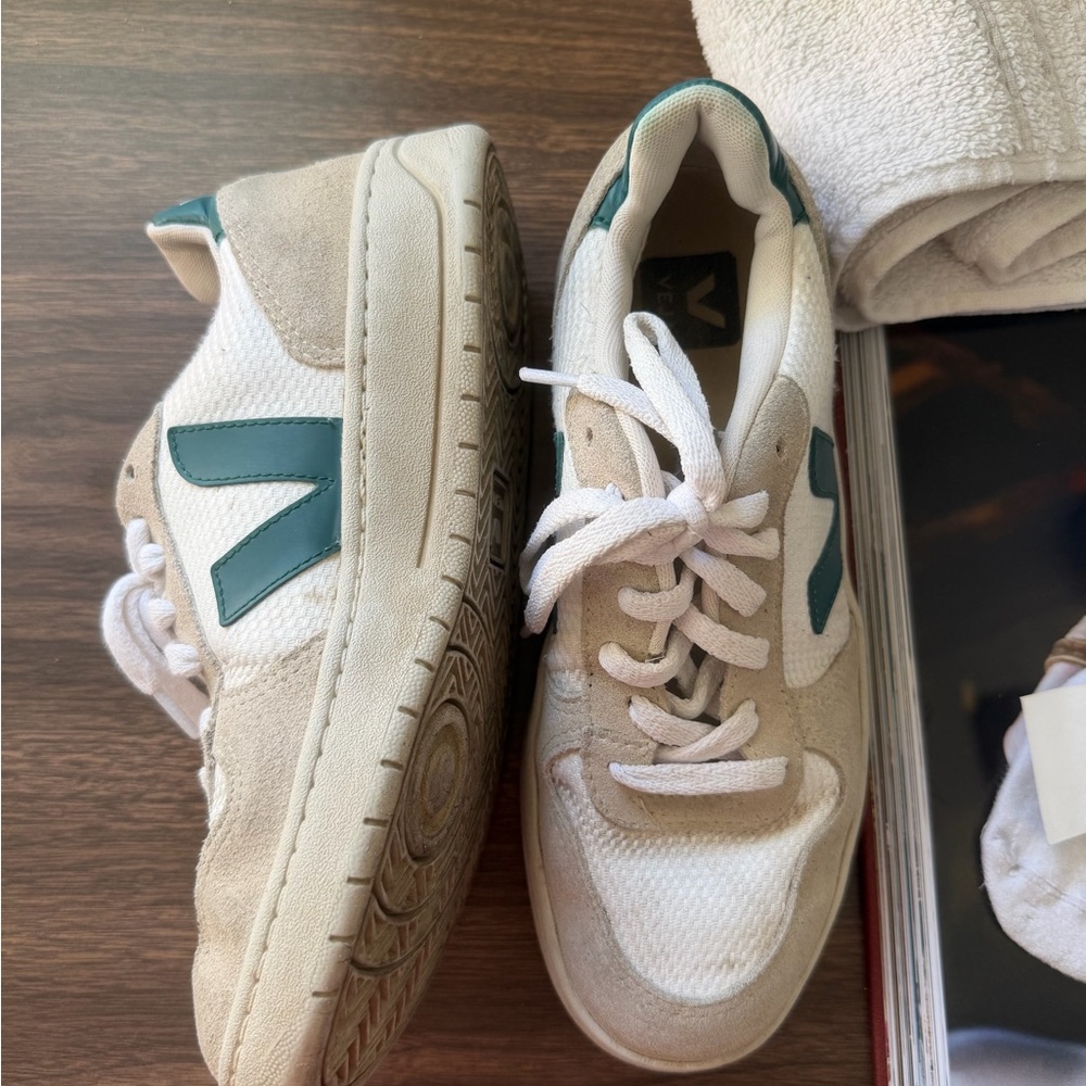 Veja White and Cream Women's Sneaker Interior Detail